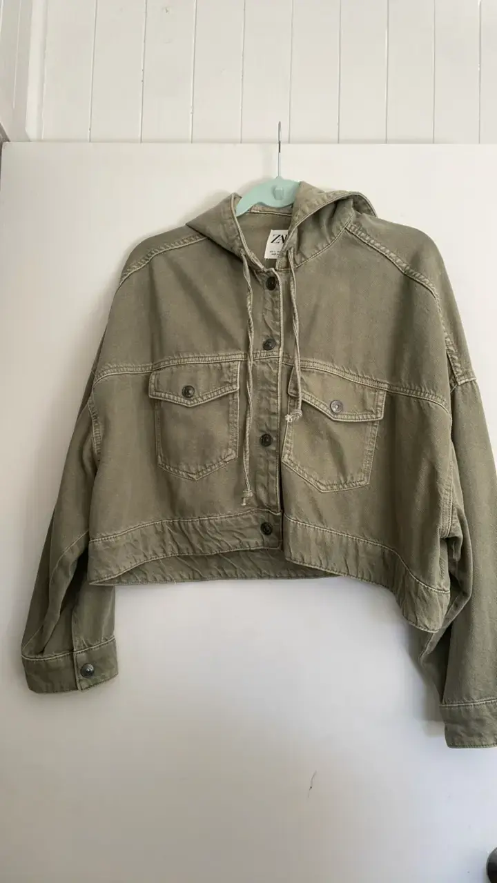 Chaqueta corta con capucha Zara verde oliva - 1