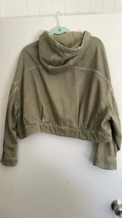 Chaqueta corta con capucha Zara verde oliva - miniatura 2