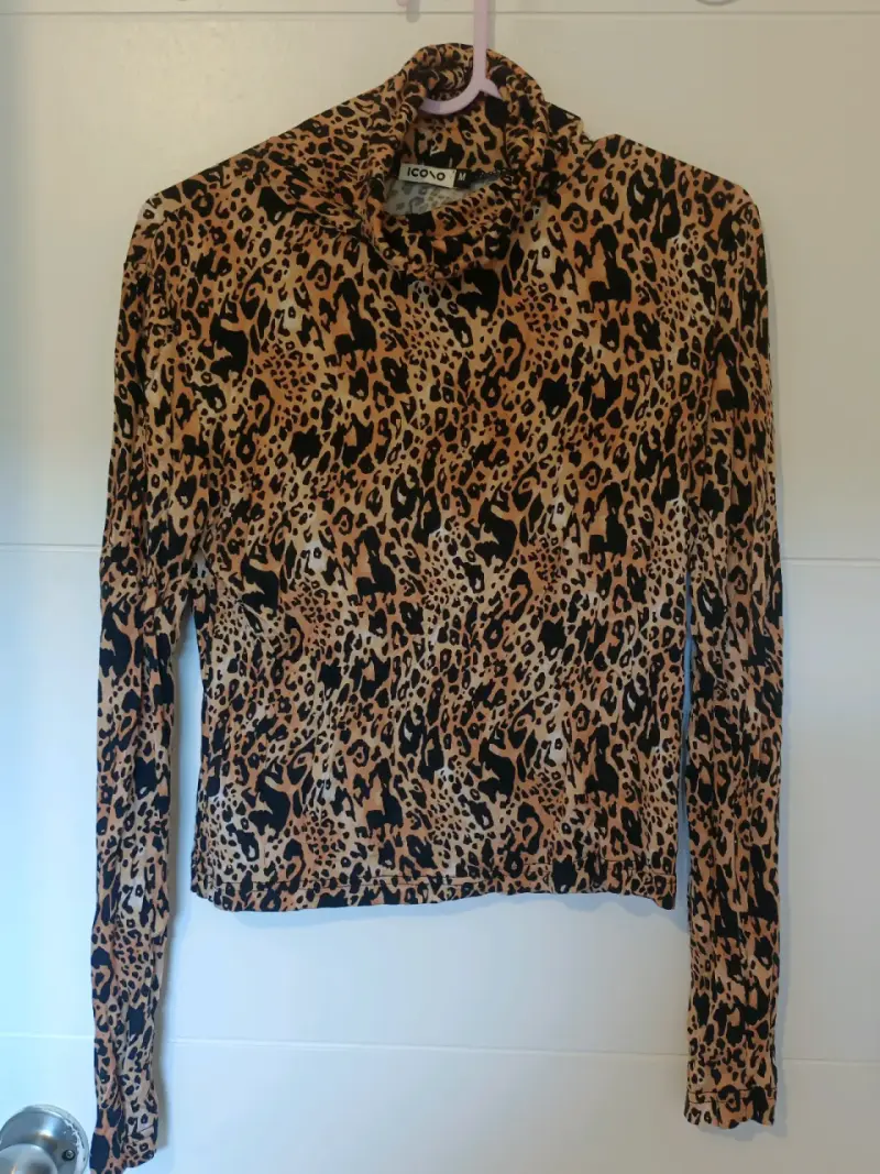 Polera de manga larga con estampado animal print