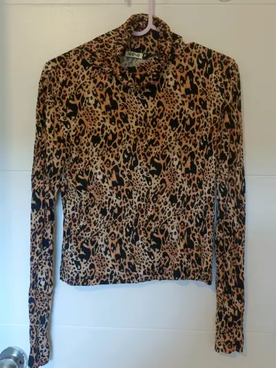Polera de manga larga con estampado animal print - miniatura 1