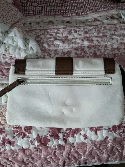 Cartera de mano blanca con detalles marrones Chaps - miniatura 2