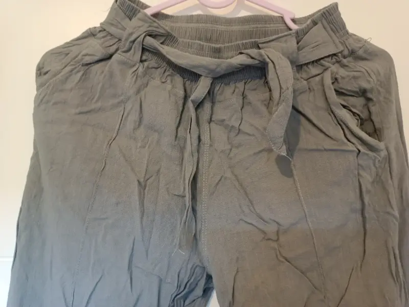 Pantalones de mujer color gris con lazo - 2