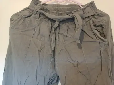 Pantalones de mujer color gris con lazo - miniatura 2
