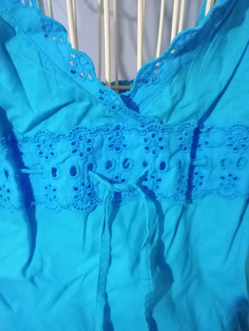Vestido azul con encaje y tirantes - 2
