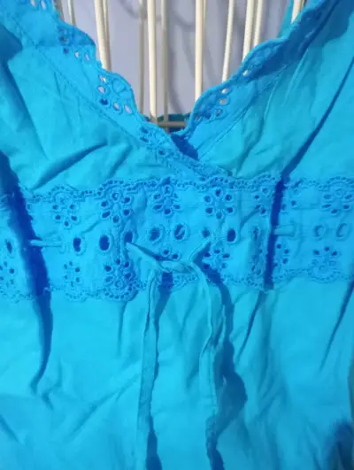 Vestido azul con encaje y tirantes - miniatura 2