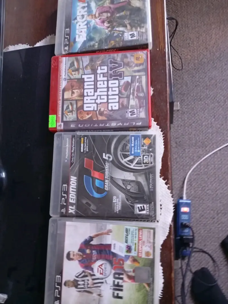 Consola PS3 con juegos y controles - 2