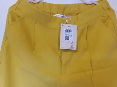 Pantalones amarillos de mujer - miniatura 3