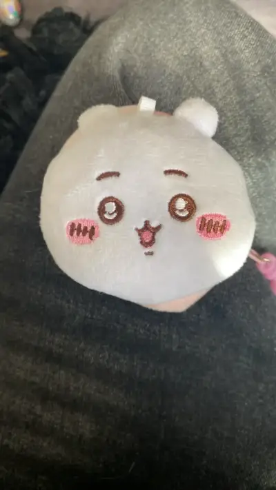 Monedero de peluche con diseño de chikawa - miniatura 1