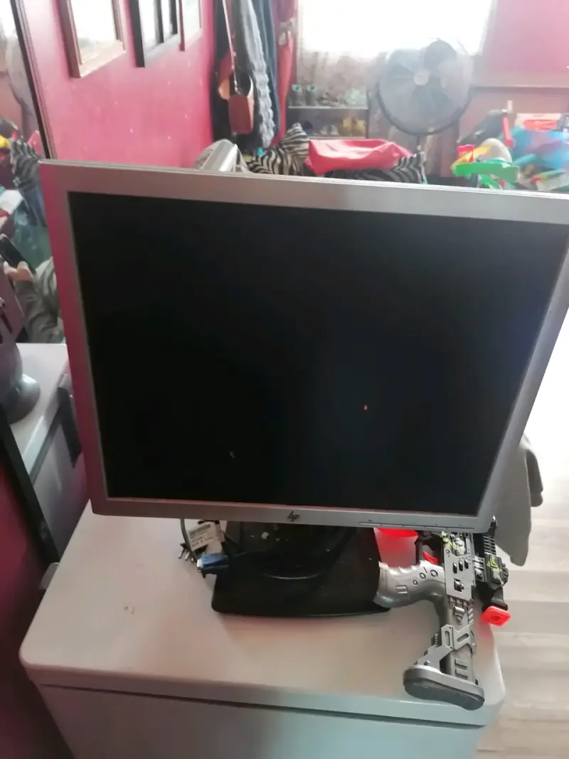 Monitor HP de 19 pulgadas en buen estado - 1