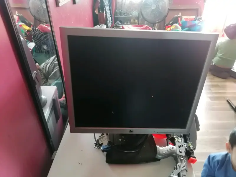 Monitor HP de 19 pulgadas en buen estado - 3
