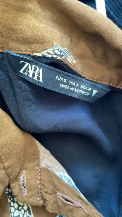 Blusa crop marrón con estampado de jirafas Zara - miniatura 3