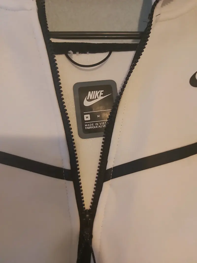 Chaqueta deportiva blanca Nike con capucha - 3