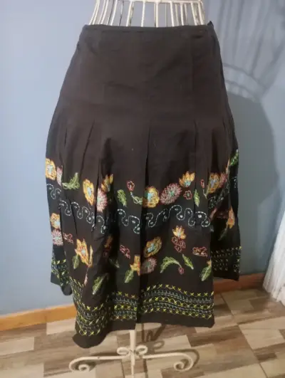 Falda café bordada con diseño floral - miniatura 1