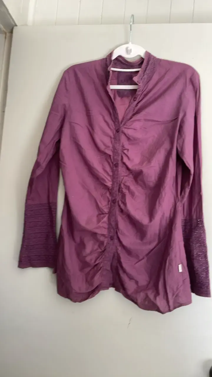 Blusa morada con detalles plisados - 1