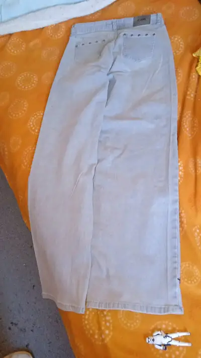Jeans gris con detalles de estrellas talla 34 - miniatura 2