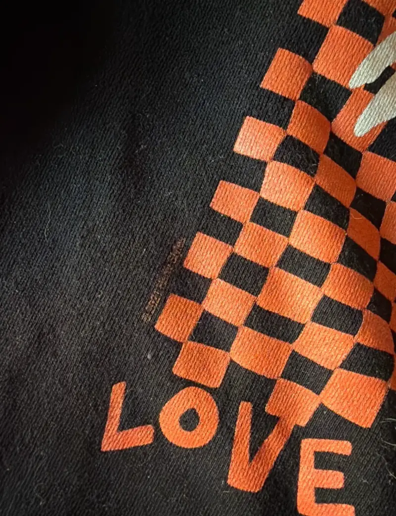 Polerón negro con diseño Love On Tour - 2