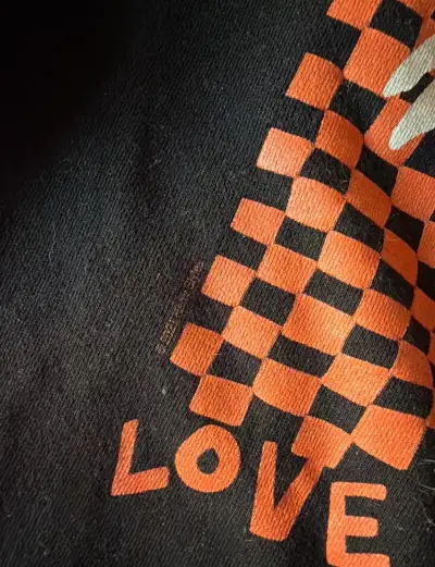 Polerón negro con diseño Love On Tour - miniatura 2
