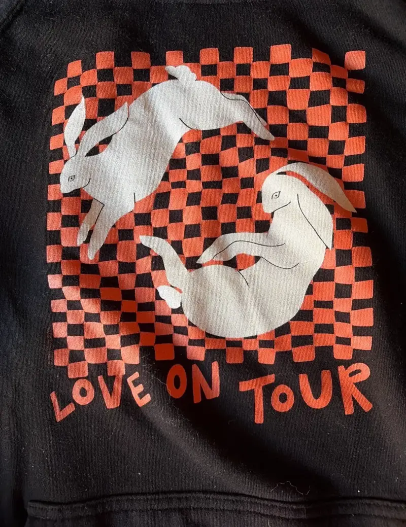 Polerón negro con diseño Love On Tour - 3