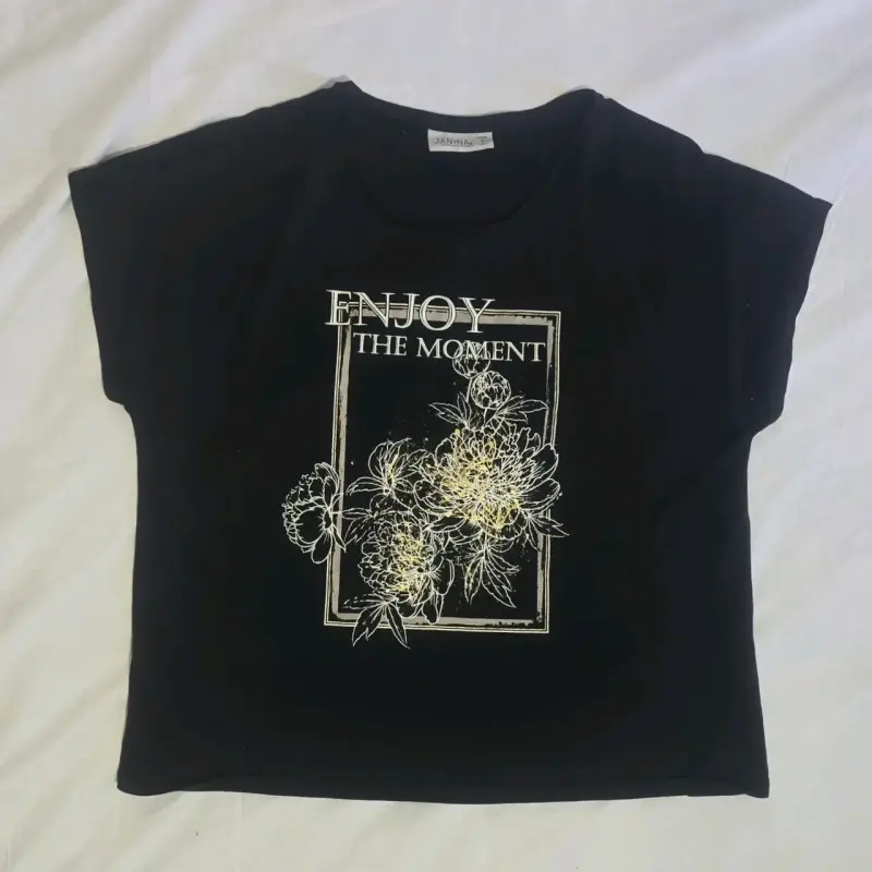 Polera negra con estampado floral