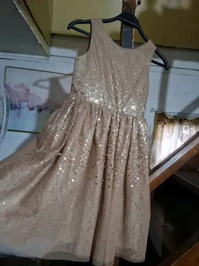 Vestido de fiesta para niña con lentejuelas doradas - miniatura 1