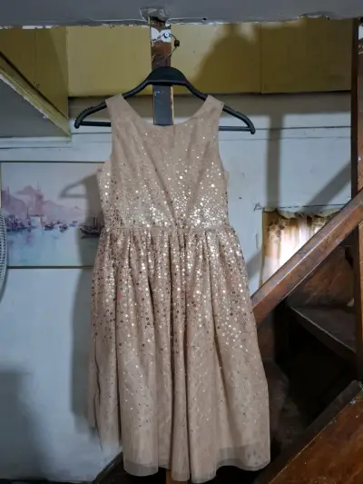 Vestido de fiesta para niña con lentejuelas doradas - miniatura 2