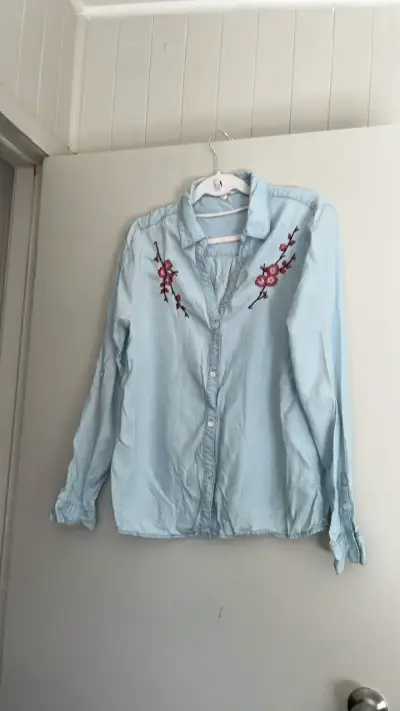 Camisa de mujer azul con bordado floral - miniatura 1