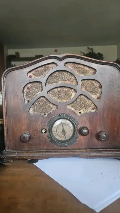 Radio antigua vintage de madera - miniatura 1