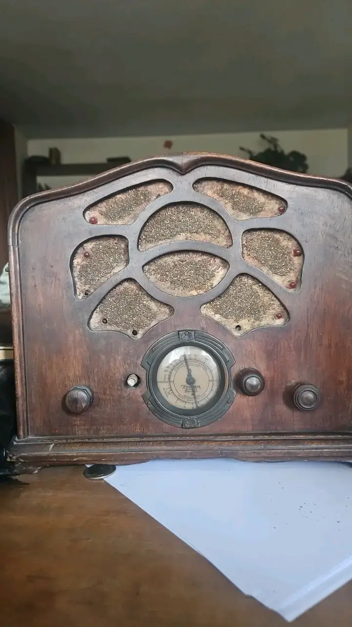 Radio antigua vintage de madera - 2