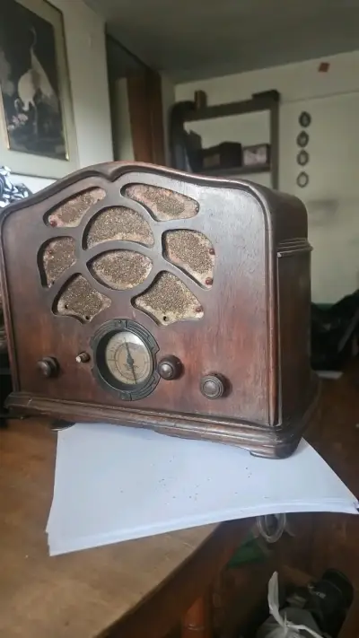 Radio antigua vintage de madera - miniatura 3