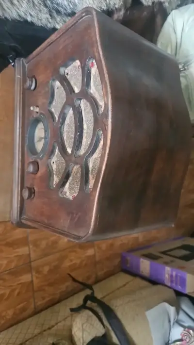 Radio antigua vintage de madera - miniatura 4