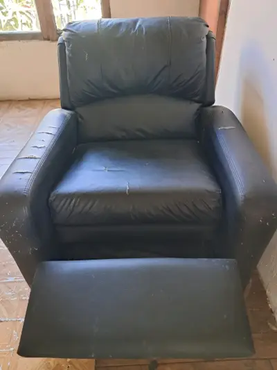 Sillón reclinable de cuero negro en buen estado - miniatura 1
