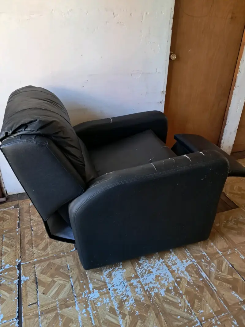 Sillón reclinable de cuero negro en buen estado - 2