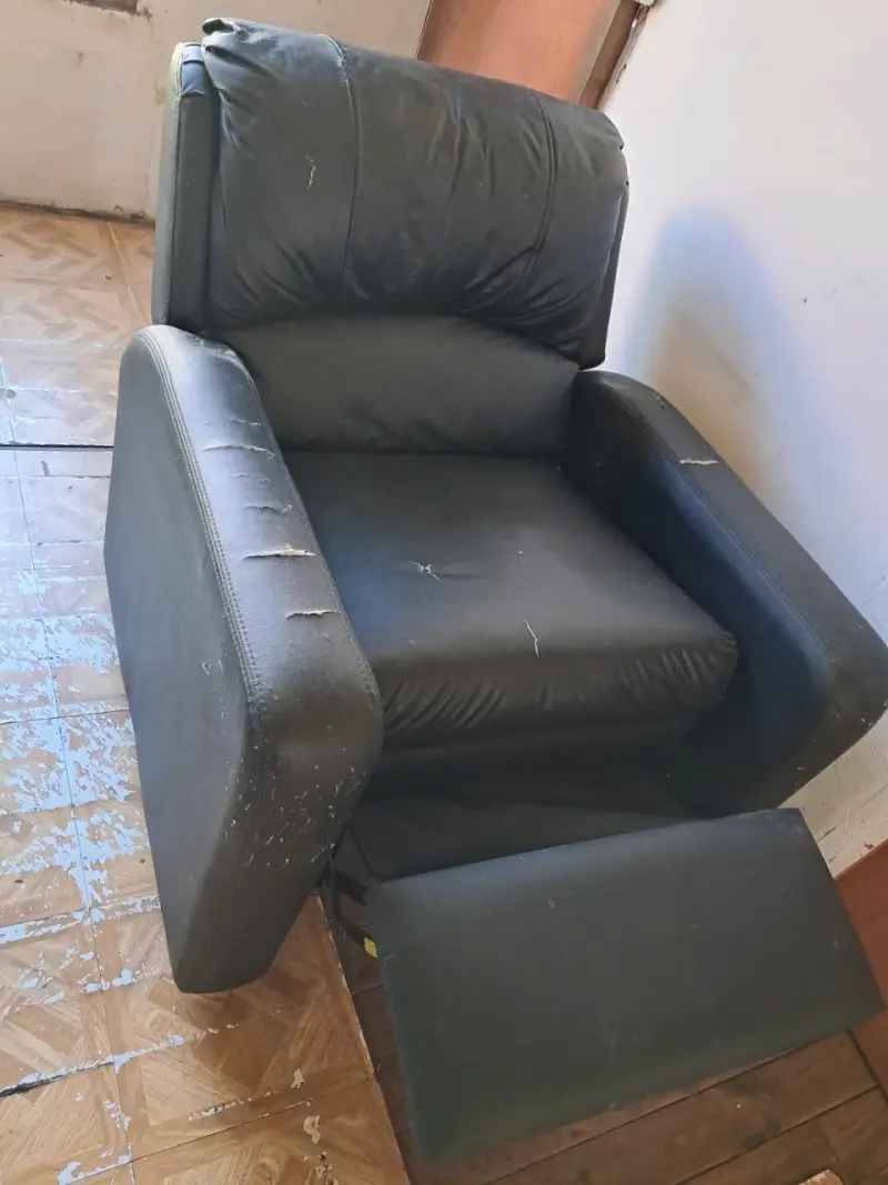 Sillón reclinable de cuero negro en buen estado - 3