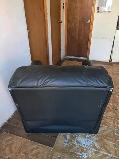 Sillón reclinable de cuero negro en buen estado - miniatura 4