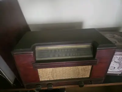 Radio antigua de madera estilo vintage - miniatura 1