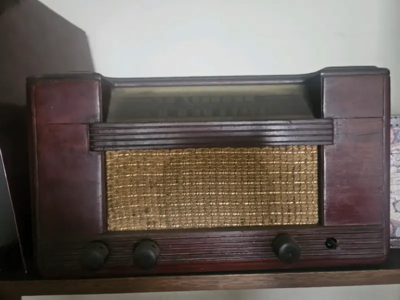 Radio antigua de madera estilo vintage - 2