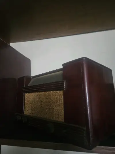 Radio antigua de madera estilo vintage - miniatura 3