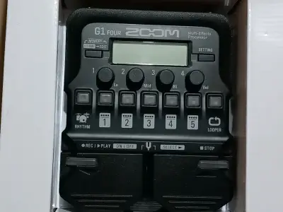Pedal de efectos Zoom G1 Four para guitarra - miniatura 1