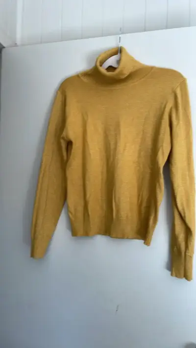 Suéter de cuello alto mostaza Silmar con brillos - miniatura 1