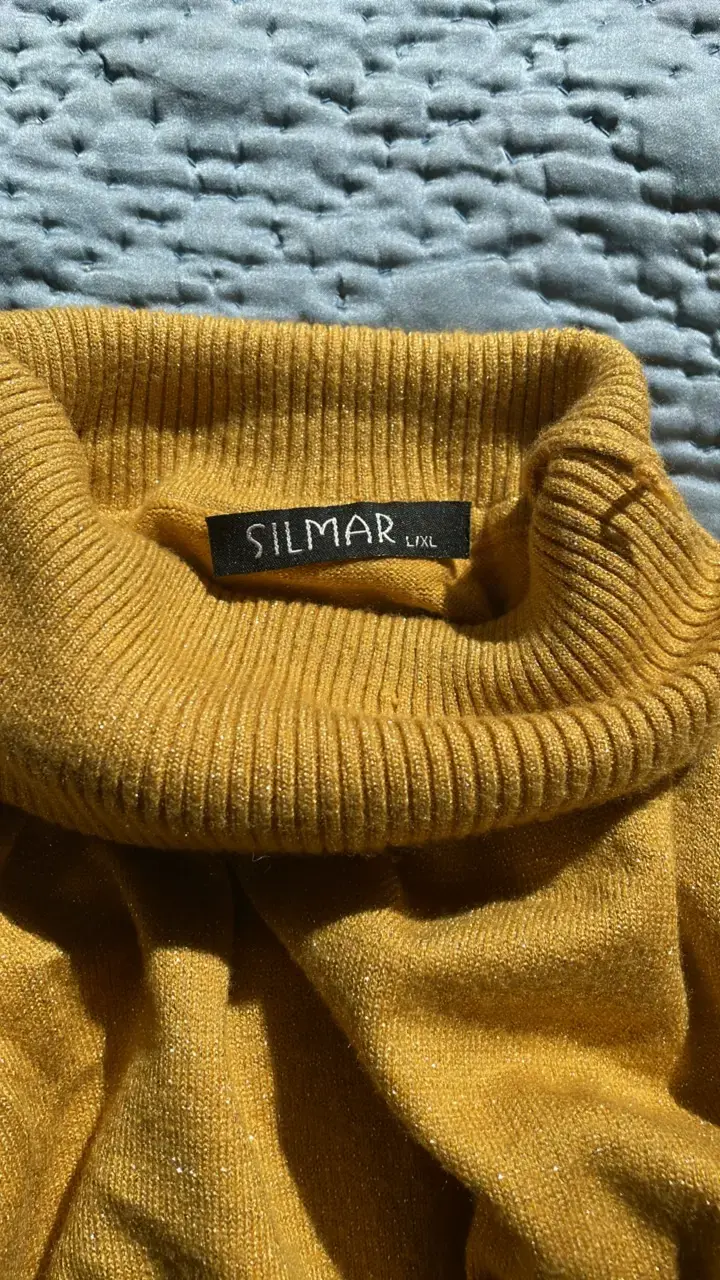 Suéter de cuello alto mostaza Silmar con brillos - 3