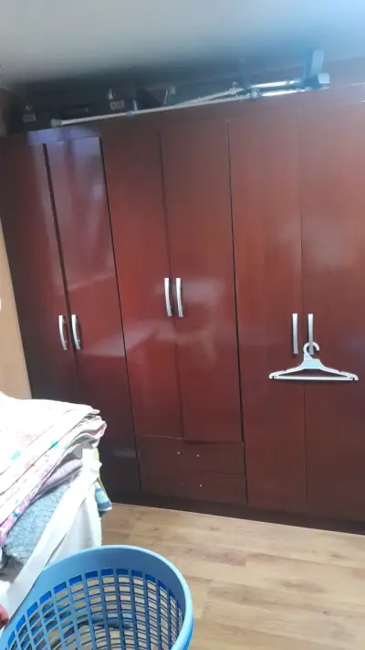 Closet de madera con puertas y cajones - miniatura 1