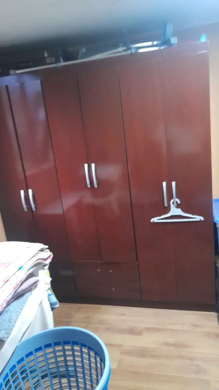 Closet de madera con puertas y cajones - 2