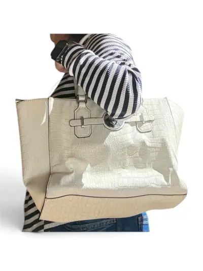 Bolso tote blanco  Guess con textura de cocodrilo - miniatura 3
