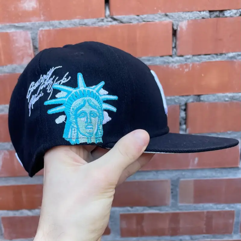 Gorra New Era NY Negra con Bordado - 1