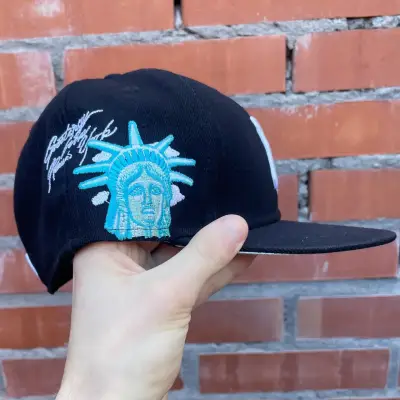 Gorra New Era NY Negra con Bordado - miniatura 1