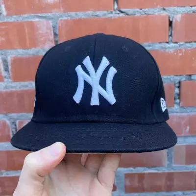 Gorra New Era NY Negra con Bordado - miniatura 2