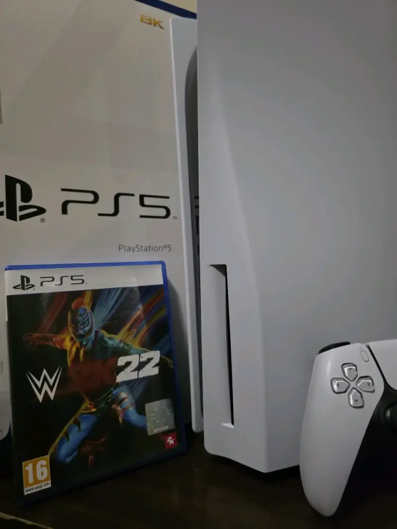 Consola PlayStation 5 con juego WWE 2K22 - 1