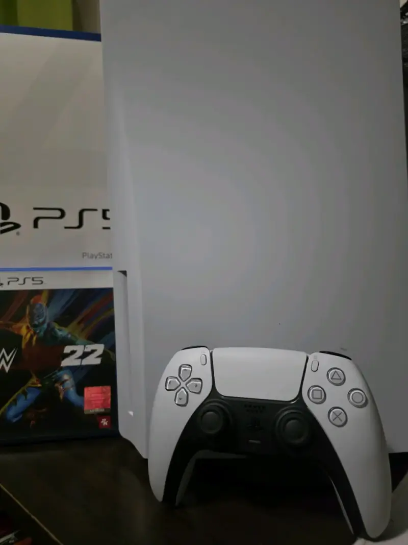Consola PlayStation 5 con juego WWE 2K22 - 2