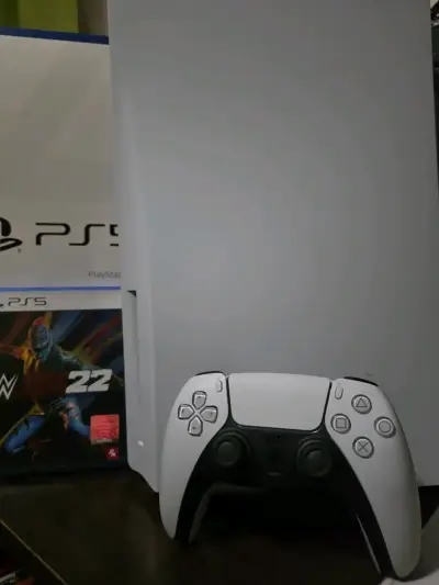 Consola PlayStation 5 con juego WWE 2K22 - miniatura 2