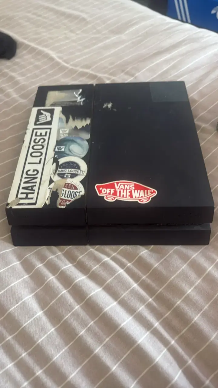 Consola PlayStation 4 con stickers